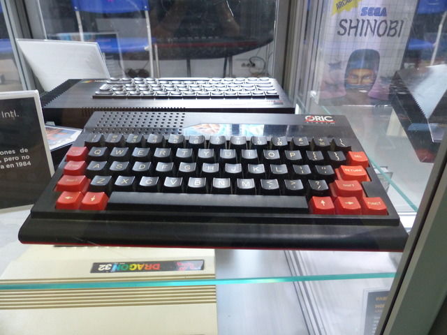 Arcade Vintage Museum - Oric Atmos (1982)