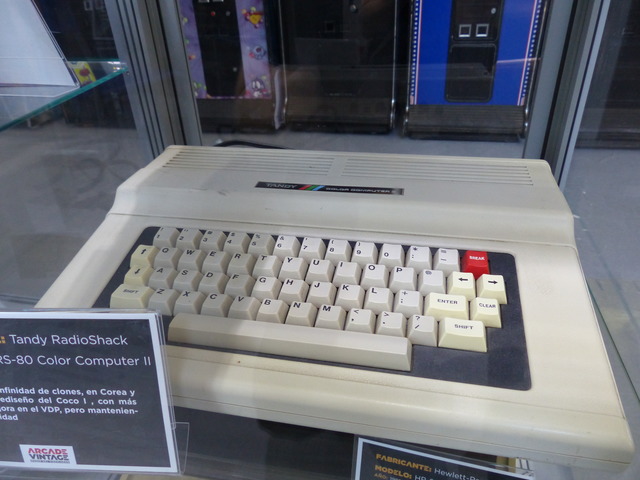 Arcade Vintage Museum - Tandy TRS-80 Color Computer 2 (1983)